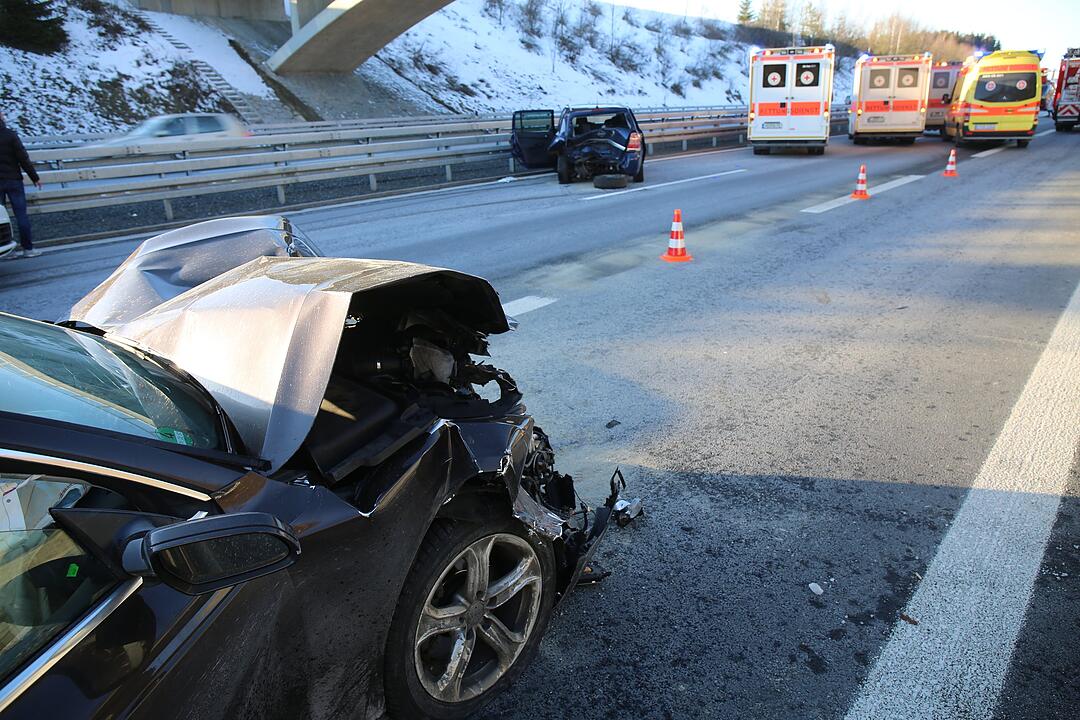 Schwerer Unfall auf A93 bei Hof: Audi fährt auf Opel auf