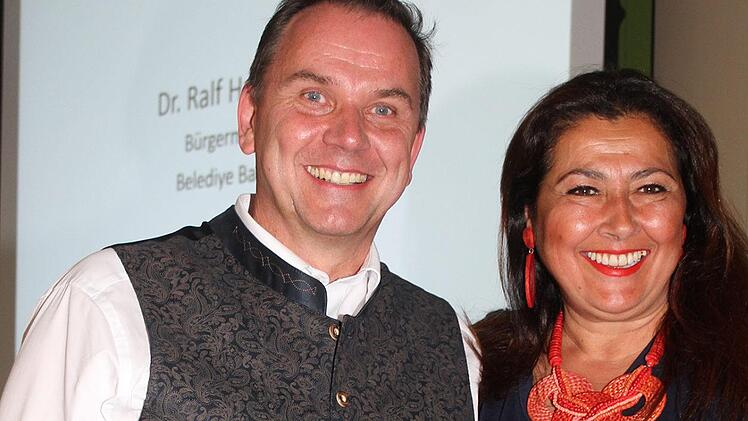 Schulleiter hei&szlig;t auf t&uuml;rkisch "Okul M&uuml;d&uuml;r&uuml;": Der Leiter des beruflichen Schulzentrums Alexander Battistella und die Vorsitzende des UNSECO-Clubs Bursa - Esra Minez - verstehen sich gut. Ein Gegenbesuch ist schon versprochen.Sonny Adam