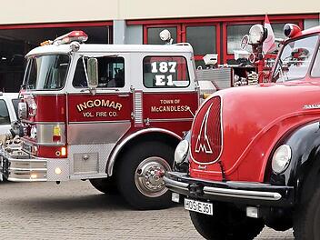 Die Oldtimer im Hof der Höchstadter Feuerwehr beim Treffen am Samstag. Rechts im Bild der Oldie der Höchstadter  Fotos: Johanna Blum