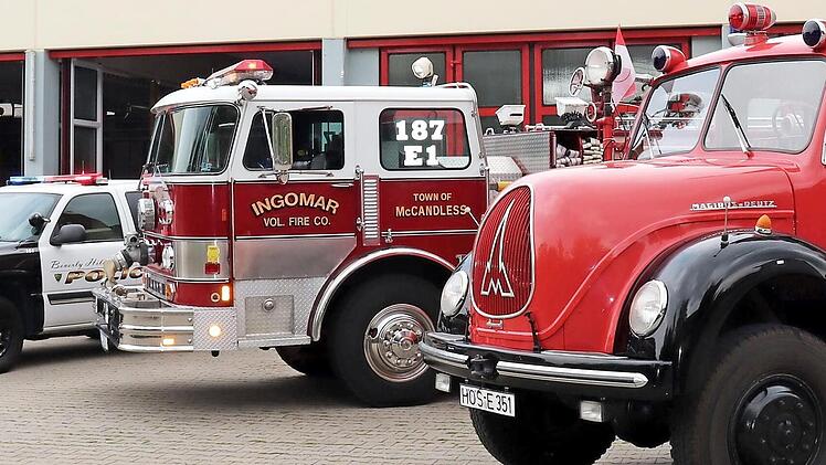 Die Oldtimer im Hof der Höchstadter Feuerwehr beim Treffen am Samstag. Rechts im Bild der Oldie der Höchstadter  Fotos: Johanna Blum