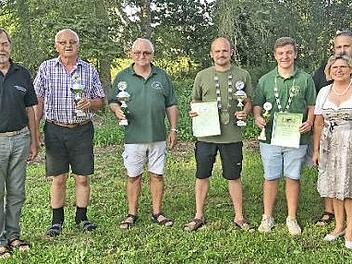 Bei der Ehrung der Fischerkönige (v. l.): Reinhard Krug, Manfred Zachmann, Josef Gierisch, Fischerkönig Thomas Wolfrum, Jugendfischerkönig Kilian Schuster, Bürgermeisterin Gertrud Werner und (verdeckt) Vorsitzender Jürgen Gierisch  Foto: Karl Heinz Wirth