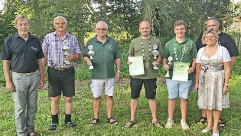 Bei der Ehrung der Fischerkönige (v. l.): Reinhard Krug, Manfred Zachmann, Josef Gierisch, Fischerkönig Thomas Wolfrum, Jugendfischerkönig Kilian Schuster, Bürgermeisterin Gertrud Werner und (verdeckt) Vorsitzender Jürgen Gierisch  Foto: Karl Heinz Wirth