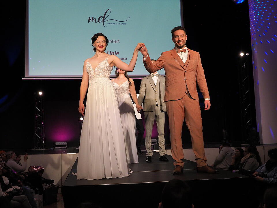 Inkl. Braut- und Festmodenschauen.