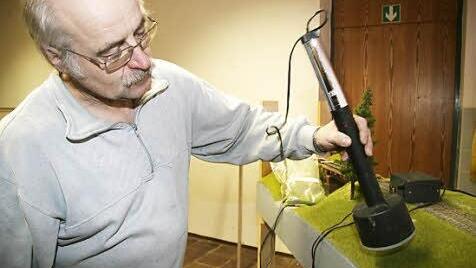 Mit einem Spezialgerät beflockt Helmut Korschack (56) den Rasen. Es gibt unterschiedliche Farben und Materialien.