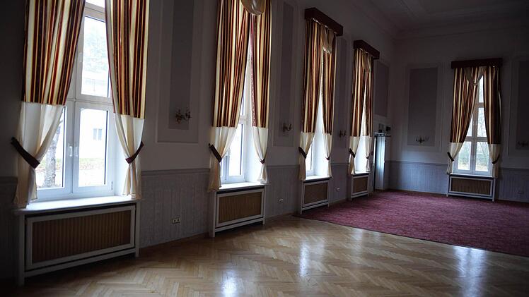 Im Saal des Offiziersgebäudes haben früher Festlichkeitehn stattgefunden. Foto: Ronald Rinklef