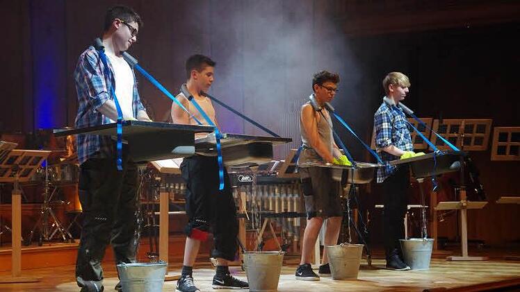 Rhythmische Hommage an das Spülbecken: Die Musiker als Dishwashers, in Anlehnung an die britische Percussion-Band Stomp.