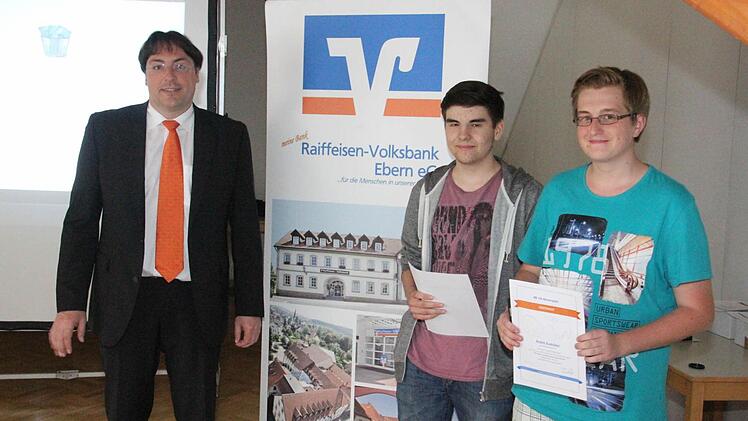 Die Viertplatzierten André Aumüller und Marcel Hülß von der RS Ebern mit Christian Senff (links).  Foto: Helmut Will
