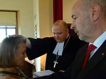 Die Einführungshandlung von Petra Mühlherr (links) durch Rektor Mathias Hartmann (Mitte) und Abteilungsdirektor Jürgen Zenker Foto: Lothar Weidner