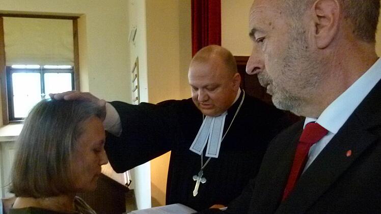 Die Einführungshandlung von Petra Mühlherr (links) durch Rektor Mathias Hartmann (Mitte) und Abteilungsdirektor Jürgen Zenker Foto: Lothar Weidner