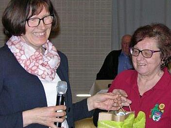 Christine Heider (links) würdigt den vieljährigen Einsatz der Sonnefelder Vereinsvorsitzenden Inge Übelhack um Grün und Blumen mit einem Rosenstock "Amadeus". Foto: Klaus Oelzner