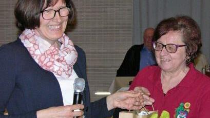 Christine Heider (links) würdigt den vieljährigen Einsatz der Sonnefelder Vereinsvorsitzenden Inge Übelhack um Grün und Blumen mit einem Rosenstock "Amadeus". Foto: Klaus Oelzner