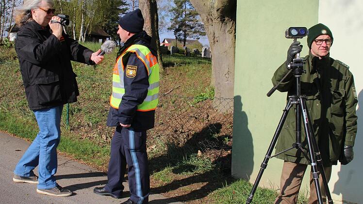 Polizeihauptkommissar Lothar Manger steht Journalisten Rede und Antwort, rechts Polizeihauptkommisar Uwe Hartung.  Foto: Werner Vogel