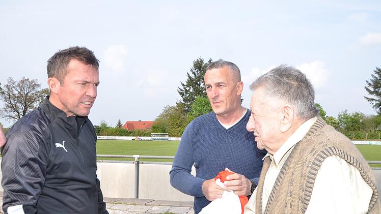 "Ich hab ihn noch gepfiffen, bevor er nach Gladbach ging." An den früheren Schiedsrichter Karl Schmidt aus Kunreuth (85) kann sich Lothar Matthäus gut erinnern. Schmidt kam extra nach Herzogenaurach.