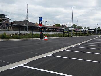 Parken direkt neben den Gleisen ist nun auch in Coburg möglich. Foto: Simone Bastian