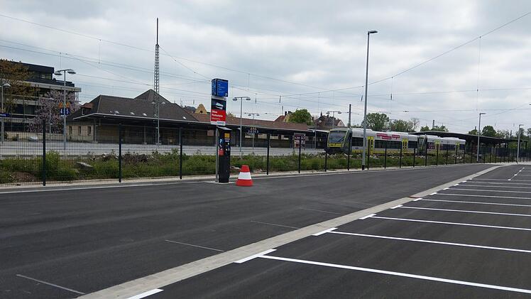 Parken direkt neben den Gleisen ist nun auch in Coburg möglich. Foto: Simone Bastian