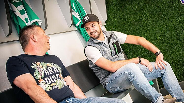 Gut gemacht? Klar, ist super geworden! Alexander Arndt (links) und Silvio Knoll sind stolz auf die Kabine, an deren Umbau  sie großen Anteil hatten.