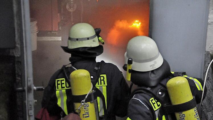 Feuerwehreinsatz ist kein Kick für Draufgänger. Vielmehr schwebt die Gefahr für Leib und Leben stets über den Feuerwehrlern. In Reiterswiesen feierte die Wehr am Wochenende ihr 140-jähriges Bestehen.  Foto: Peter Klopf