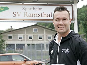 Fabian Willacker - hier vor dem Vereinsgel&auml;nde des SV Ramsthal - hat am Wochenende in einem turbulenten Kreisliga-Spiel gegen W&uuml;lfershausen drei Tore erzielt.  Foto: Steffen Standke
