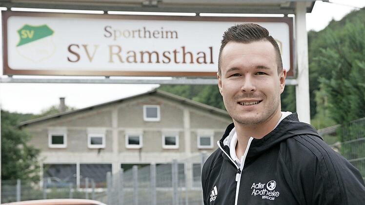 Fabian Willacker - hier vor dem Vereinsgel&auml;nde des SV Ramsthal - hat am Wochenende in einem turbulenten Kreisliga-Spiel gegen W&uuml;lfershausen drei Tore erzielt.  Foto: Steffen Standke