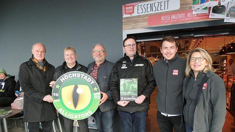 Bürgermeister Gerald Brehm, Axel Rogner, Matthias Zwingel, Christian Götz, Fabian und Kerstin Zwingel (von links)
