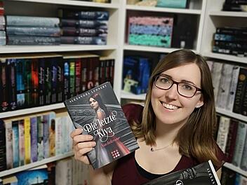 Alexandra Lehnert hält die ersten zwei gedruckten Bände ihrer Trilogie in den Händen. Die elektronische Ausgabe von Band 3 erscheint noch im Dezember, das gedruckte Buch dann Anfang 2021. Foto: Jörn Mindner
