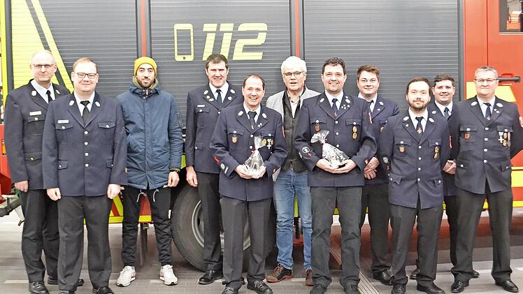 Sind stolz auf die Geehrten und ein neues Mitglied (v. l.): Vorsitzender Thomas Brosig und Zweiter Vorsitzender Felix Saal, die Kommandanten Michael Braun und Tobias Walter mit Holger Lunkenbein (25 Jahre aktiv), Bürgermeister Bernhard Storath, Ma...