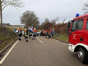 Kreis Ansbach: Zwei Autofahrer bei Frontalcrash in ihren Fahrzeugen eingeklemmt