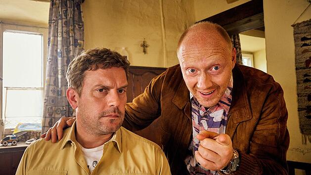 Niederkaltenkirchens Kult-Cop Franz Eberhofer (Sebastian Bezzel, links) kommt in "Guglhupfgeschwader" zu seinem achten großen Filmauftritt. Sein Spezi Rudi (Simon Schwarz) ist auch wieder dabei.