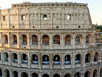 Das Kolosseum ist das gr&ouml;&szlig;te je errichtete Amphitheater im antiken Rom. Warum wurde es gebaut?