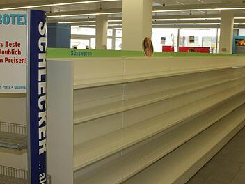 Die Regale sind leer geräumt im Schlecker-Markt in Höchstadt. Am Mittwochabend schließt die insolvente Drogeriemarkt-Kette ihre Filiale am Vogelseck.  Fotos: Andreas Dorsch