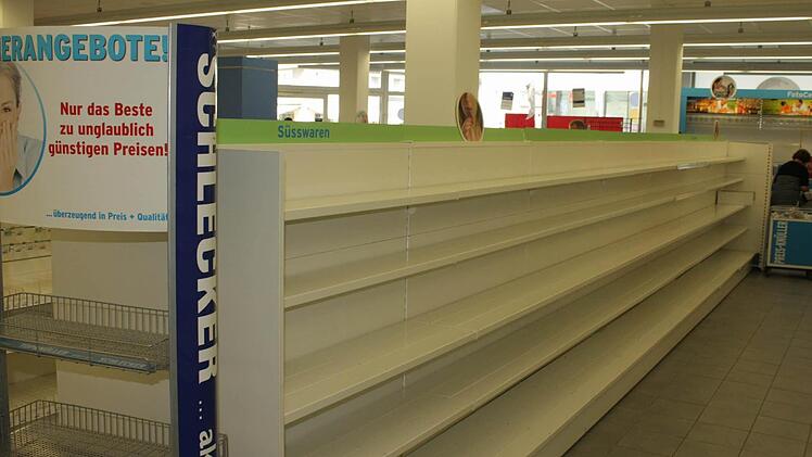 Die Regale sind leer geräumt im Schlecker-Markt in Höchstadt. Am Mittwochabend schließt die insolvente Drogeriemarkt-Kette ihre Filiale am Vogelseck.  Fotos: Andreas Dorsch