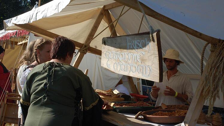 Tolle Kostüme, zünftige Klänge, alte Handwerkskunst und wirbelnde Tänze erlebte die sonst so beschaulich daliegende Ruine der Lauterburg am Wochenende beim Mittelalter-Spektakel. Foto: Rainer Lutz