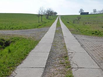 Wenn die Betonplatten dieses Flurwegs durch die Fahrzeuge beim Bau der 380-kV-Leitung beschädigt werden, soll Tennet sie entfernen und den Weg neu mit wassergebundener Decke wieder erstellen. Foto: Rainer Lutz