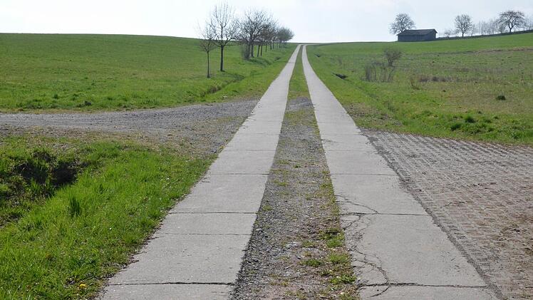 Wenn die Betonplatten dieses Flurwegs durch die Fahrzeuge beim Bau der 380-kV-Leitung beschädigt werden, soll Tennet sie entfernen und den Weg neu mit wassergebundener Decke wieder erstellen. Foto: Rainer Lutz