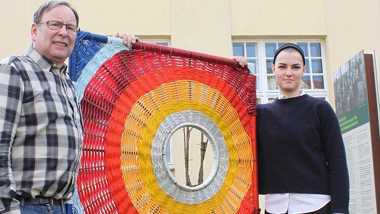 Erinnerungsfoto mit Fachlehrer Günter Mix vor dem altehrwürdigen Gebäude der Berufsfachschule für Flechtwerkgestaltung in Lichtenfels, rechts Gastschülerin Camille Labarre Foto: Popp