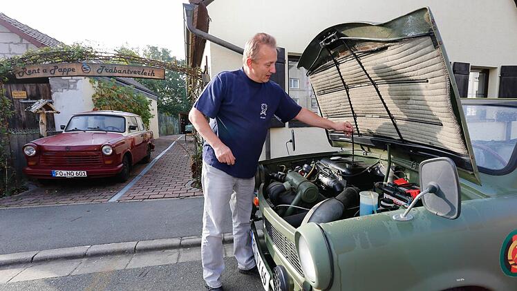 Richter misst den Benzinstand. Foto: Matthias Hoch