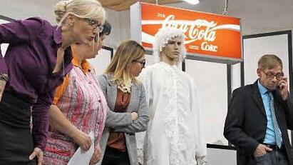 Mit witzigen und turbulente Szenen sorgen (von links) Kristin Leicht, Patricia Lindner, Simone Voit und Andreas Geisel f&uuml;r &Uuml;berraschungen.  Foto: Christiane Reuther