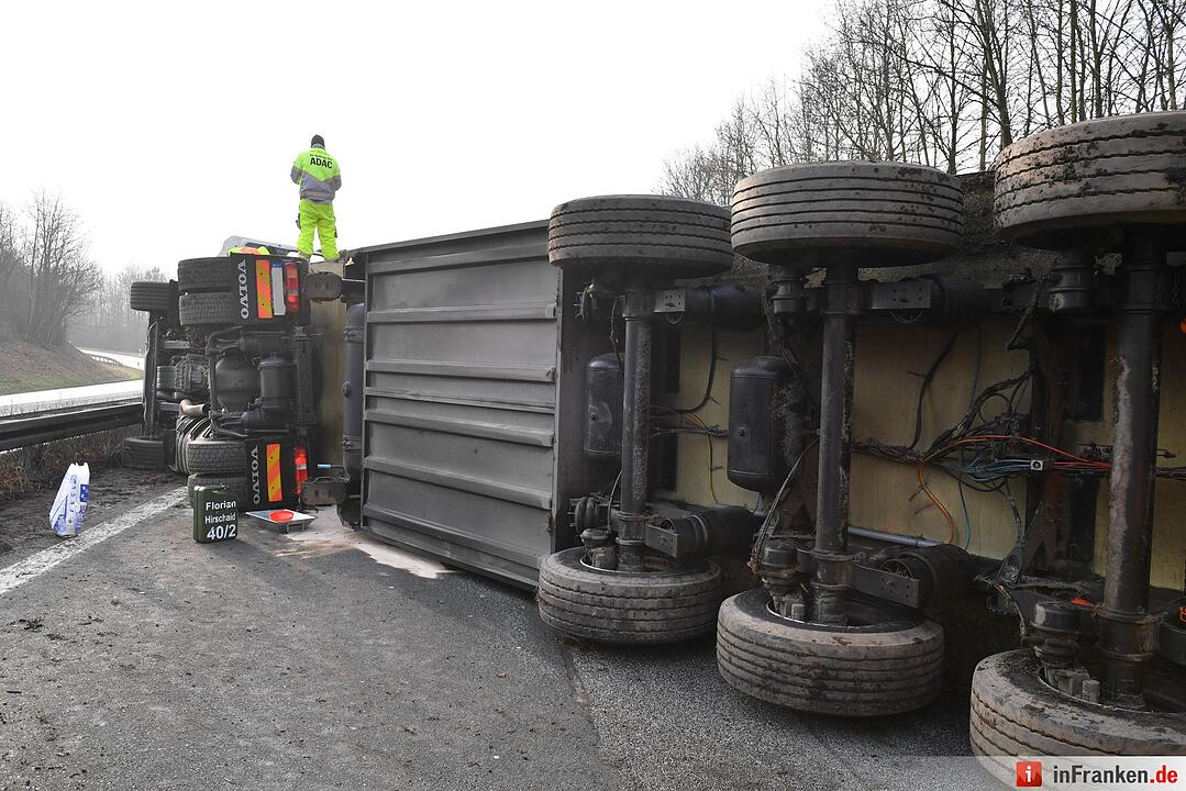 Lkw kippt auf A73 um - Autobahn in Richtung Nürnberg gesperrt