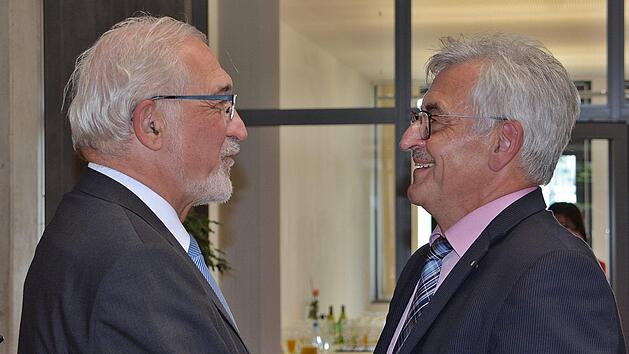 Regierungspr&auml;sident Dr. Paul Beinhofer verabschiedete pers&ouml;nlich Kurt Ha&szlig;furter als Schulleiter an der Jakob-Preh Berufsschule in Bad Neustadt. Er nannte ihn einen idealen Botschafter der Region Main-Rh&ouml;n.Hanns Friedrich