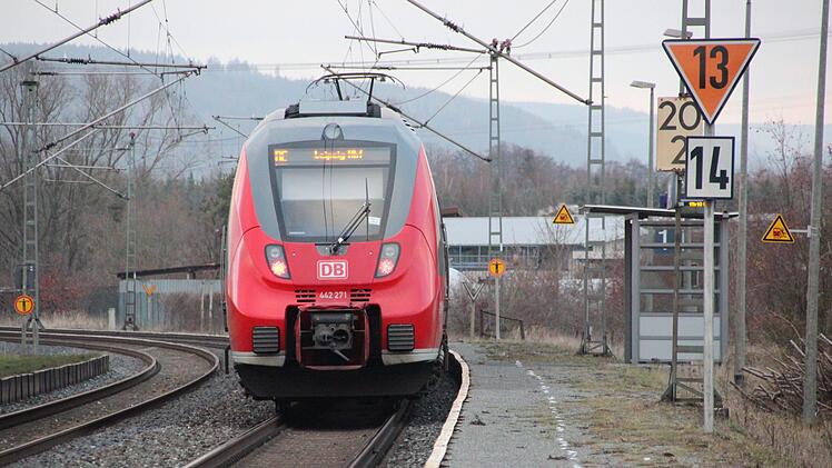 Hier hält ein Regionalexpress, der seit dem Fahrplanwechsel vom 9. Dezember 2018 direkt bis Leipzig Hauptbahnhof fährt, in Gundelsdorf. Foto: Andreas Schmitt