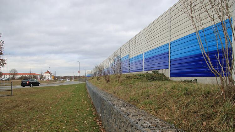 Grau mit blauen Elementen: So wie hier am Bahnhof könnte sich Martin Schramm auch eine Gestaltung des Lärmschutzes an der Oberauer Straße vorstellen.