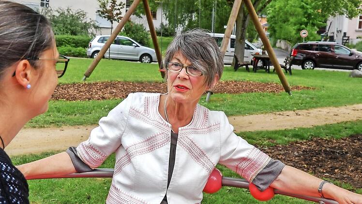 Christel Klötzscher und viele weitere Helfer engagieren sich für die Verschönerung der Meedensdorfer Ortsmitte. Fotos: Ronald Rinklef