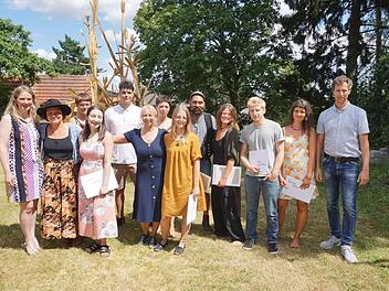 Die diesjährigen Absolventen der Staatlichen Berufsfachschule für  Holzbildhauer mit Schulleiterin  Christine Götz (links) und  Klassenlehrer Johannes Klüber (rechts). Foto: Marion Eckert