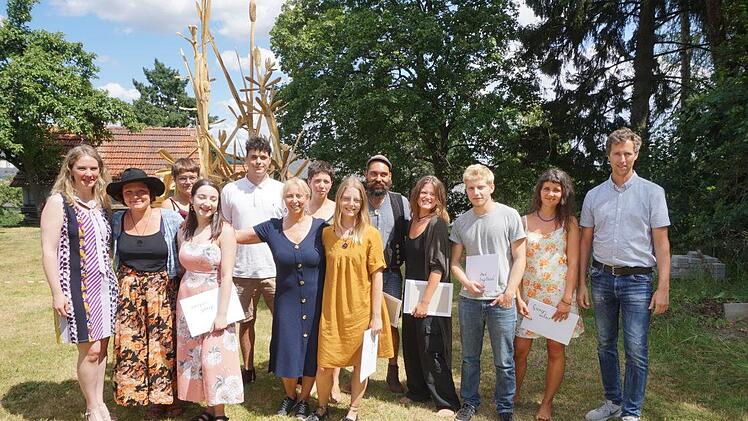 Die diesjährigen Absolventen der Staatlichen Berufsfachschule für  Holzbildhauer mit Schulleiterin  Christine Götz (links) und  Klassenlehrer Johannes Klüber (rechts). Foto: Marion Eckert