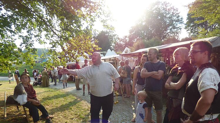 Wer beim mittelalterlichen Wufspiel dreimal trifft darf einmal in  die Schatztruhe greifen.   Foto: Thomas Weichert