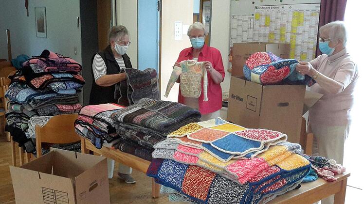 Jeder Handgriff sitzt, wenn (von links) Edeltraud Wollein, Marianne Müller und Mechthild von Czettritz die Kartons mit den Sachspenden für Afghanistan packen. Während das Trio im evangelischen Gemeindehaus mit den Versandvorbereitungen beschäftigt ist, wird andernorts schon fleißig weitergestrickt.  Foto: Rolf Pralle