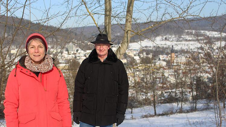 Idyllisch liegt Bad Brückenau inmitten der Natur, umgeben von Wäldern. Eva Reichert-Nelkenstock und Hartmut Bös fordern eine Umnutzung von Teilen des Waldes.