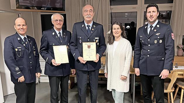 Die FFW Ebermannstadt ernannte zwei Ehrenvorsitzende (v.&nbsp;l.): Kommandant Tobias Theiler, Michael D&uuml;tsch, Paul Steinlein, Christiane Meyer, Vorsitzender Benjamin Steinlein.