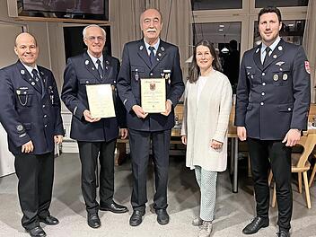 Die FFW Ebermannstadt ernannte zwei Ehrenvorsitzende (v. l.): Kommandant Tobias Theiler, Michael Dütsch, Paul Steinlein, Christiane Meyer, Vorsitzender Benjamin Steinlein.
