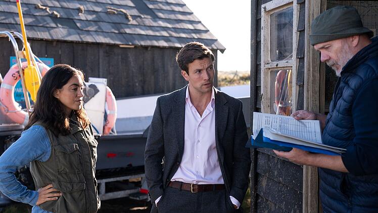 Auf der Insel befragen Inspector Lynley (Leo Suter, Mitte) und Sergeant Havers (Sofia Barclay) Einheimische wie Tony Shannon (Andrew Redman) nach dem Ermordeten.